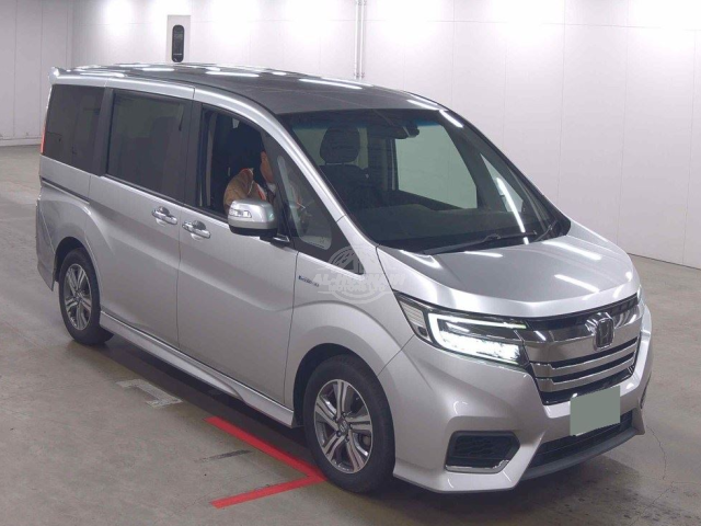 2019 Honda Stepwgn in silver, photo 1 of 3, for sale in Kenya (Ref H19-82696)