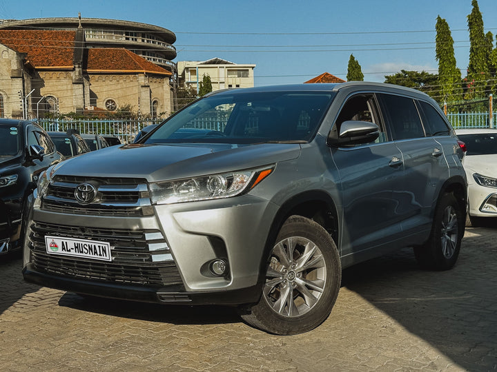 2015 Toyota Kluger in silver, photo 1 of 11, for sale in Kenya (Ref T15-52575)