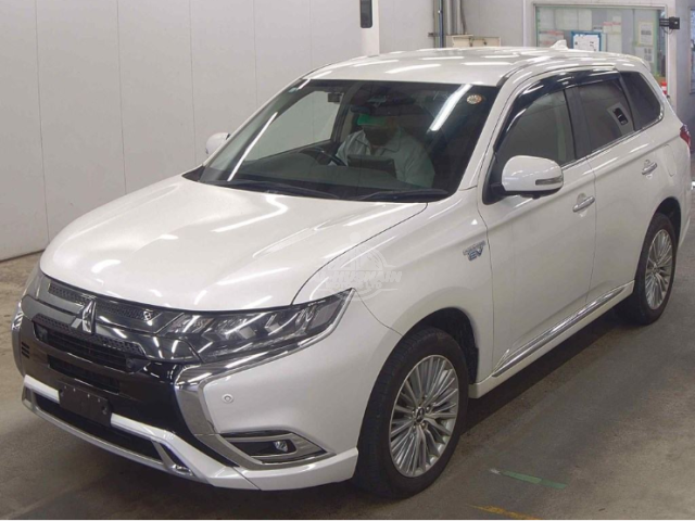 2019 Mitsubishi Outlander in pearl, photo 1 of 4, for sale in Kenya (Ref M19-05727)