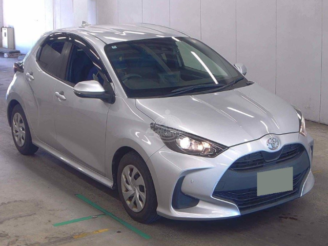 2020 Toyota Yaris in silver, photo 1 of 3, for sale in Kenya (Ref T20-16245)