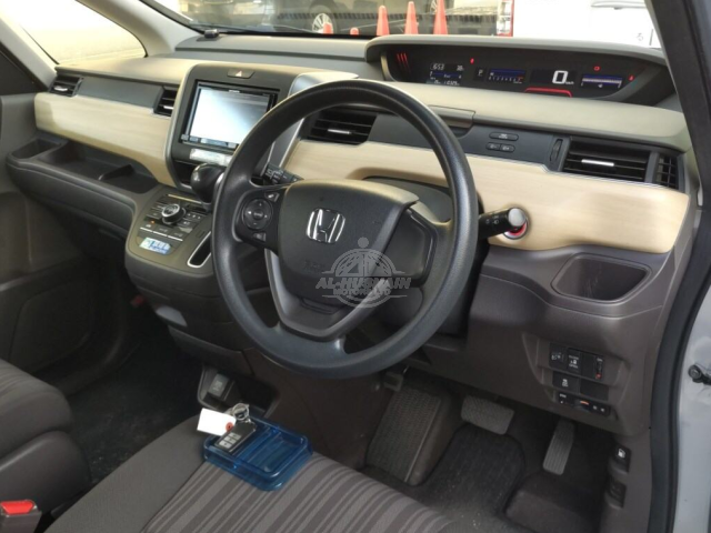 2019 Honda Freed in silver, photo 3 of 4, for sale in Kenya (Ref H19-07709)