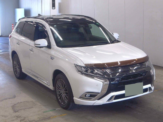 2018 Mitsubishi Outlander in pearl, photo 1 of 14, for sale in Kenya (Ref M18-03013)
