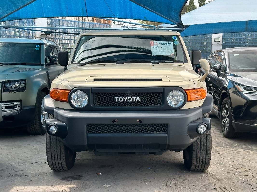 2018 Toyota Fjcrusier in beige, photo 3 of 11, for sale in Kenya (Ref T18-37728)