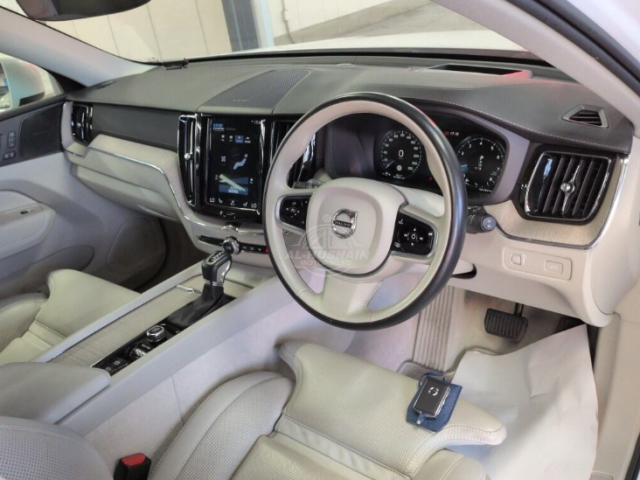 2019 Volvo XC60 in pearl, photo 2 of 3, for sale in Kenya (Ref V19-41573)