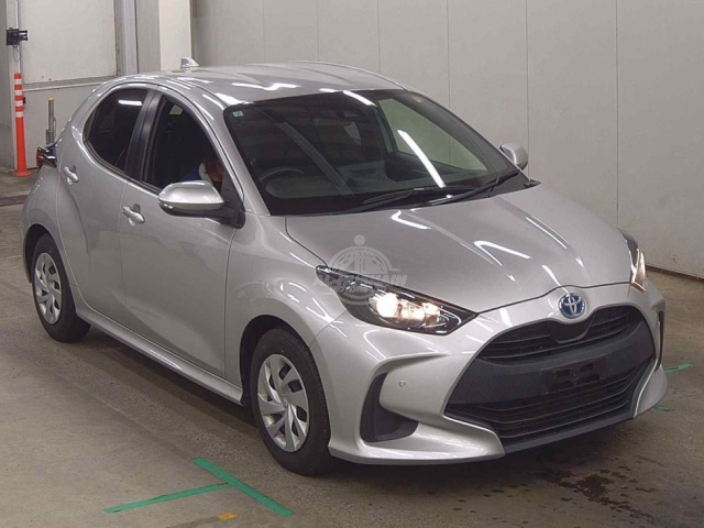 2021 Toyota Yaris in silver, photo 1 of 3, for sale in Kenya (Ref T21-68498)
