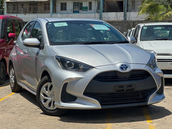 2021 Toyota Yaris in silver, photo 1 of 12, for sale in Kenya (Ref T21-74843)
