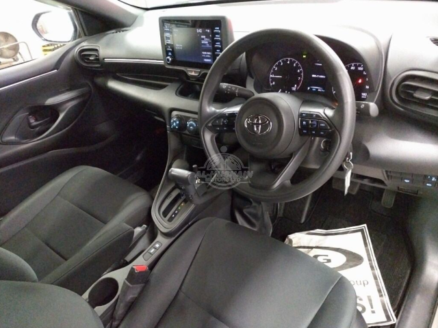 2020 Toyota Yaris in grey, photo 2 of 3, for sale in Kenya (Ref T20-17864)