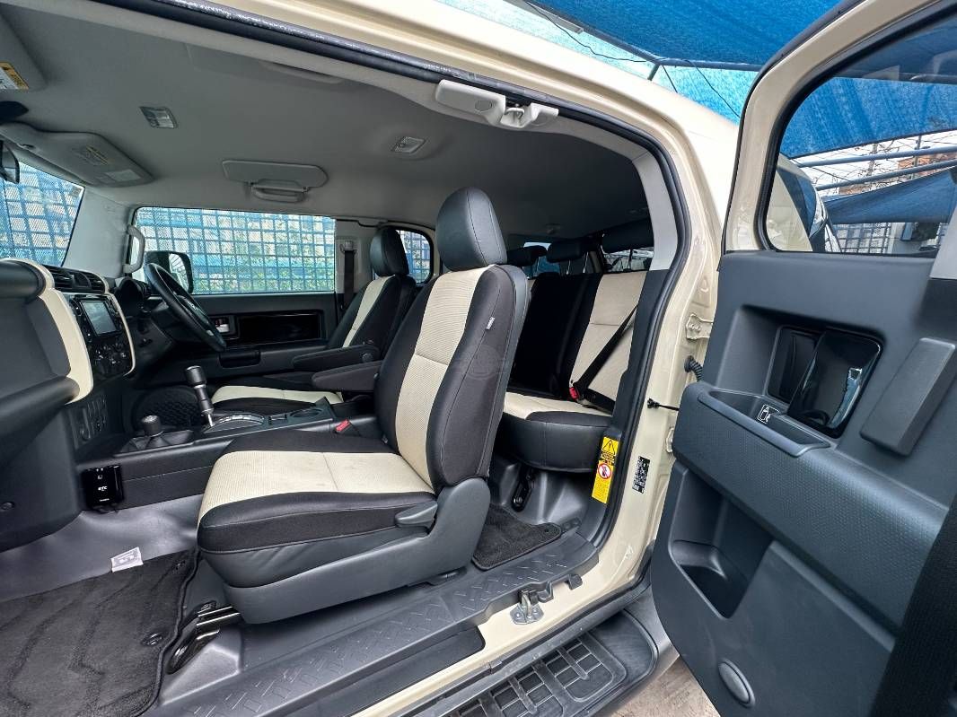 2018 Toyota Fjcrusier in beige, photo 2 of 11, for sale in Kenya (Ref T18-37728)