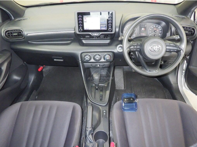 2020 Toyota Yaris in silver, photo 3 of 4, for sale in Kenya (Ref T20-12479)