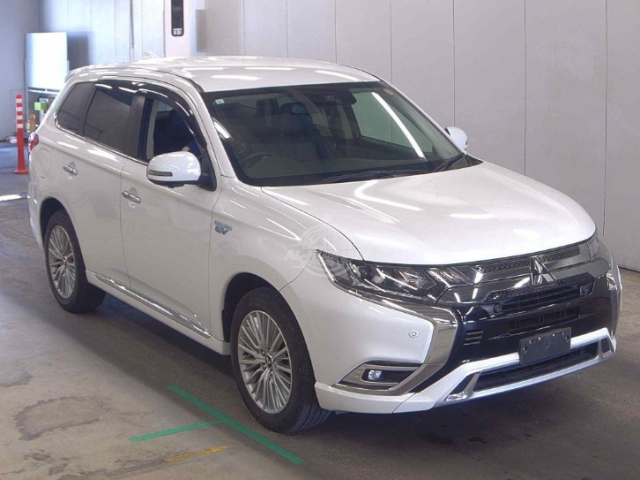 2019 Mitsubishi Outlander in pearl, photo 1 of 4, for sale in Kenya (Ref M19-06307)