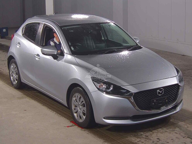 2020 Mazda Mazda2 in silver, photo 1 of 4, for sale in Kenya (Ref M20-12365)
