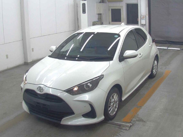 2020 Toyota Yaris in pearl, photo 1 of 4, for sale in Kenya (Ref T20-12016)