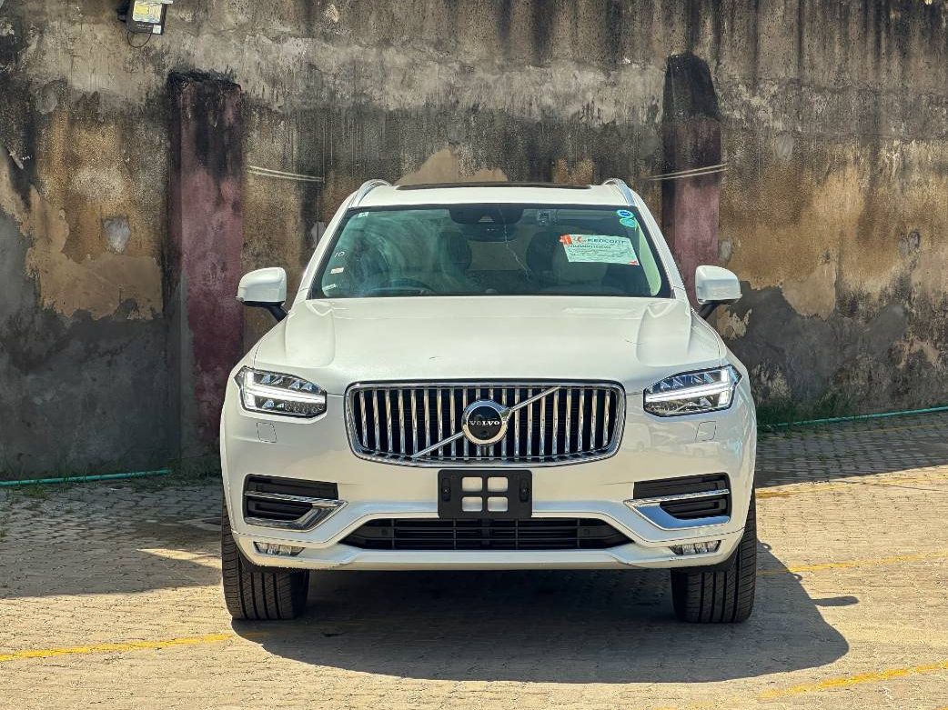 2020 Volvo XC90 in pearl, photo 2 of 13, for sale in Kenya (Ref V20-21499)