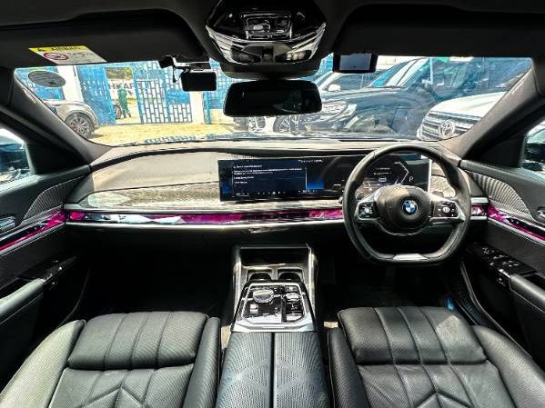 2023 BMW 740i