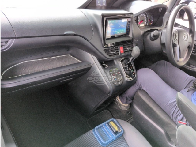 2019 Toyota Voxy in black, photo 2 of 3, for sale in Kenya (Ref T19-21702)