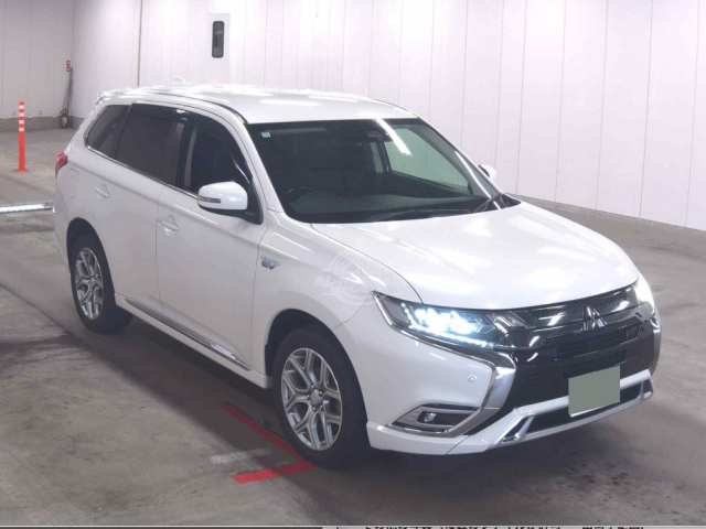 2019 Mitsubishi Outlander in pearl, photo 1 of 3, for sale in Kenya (Ref M19-05407)