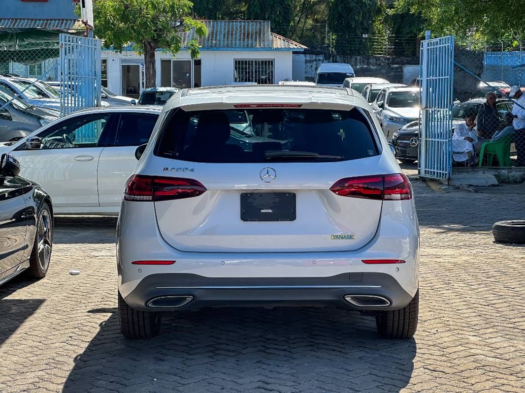 2019 Mercedes-Benz B200 in white, photo 5 of 13, for sale in Kenya (Ref M19-77376)