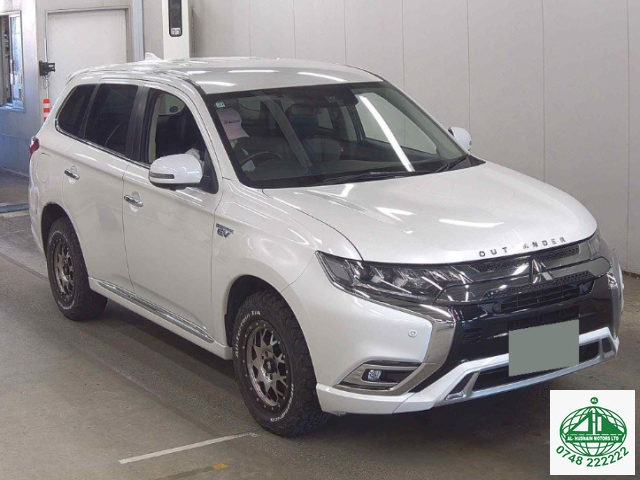 2019 Mitsubishi Outlander in white, photo 1 of 14, for sale in Kenya (Ref M19-00566)