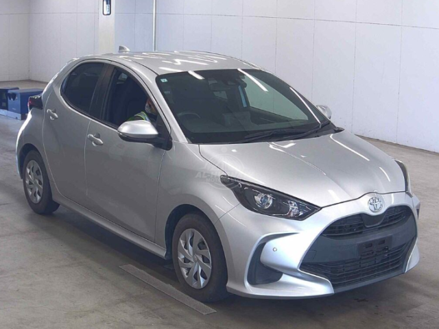 2020 Toyota Yaris in silver, photo 1 of 4, for sale in Kenya (Ref T20-12479)