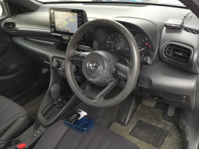 2020 Toyota Yaris in pearl, photo 3 of 4, for sale in Kenya (Ref T20-12016)
