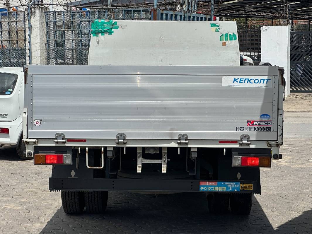 2019 Mitsubishi Fuso Canter in white, photo 5 of 10, for sale in Kenya (Ref M19-73911)