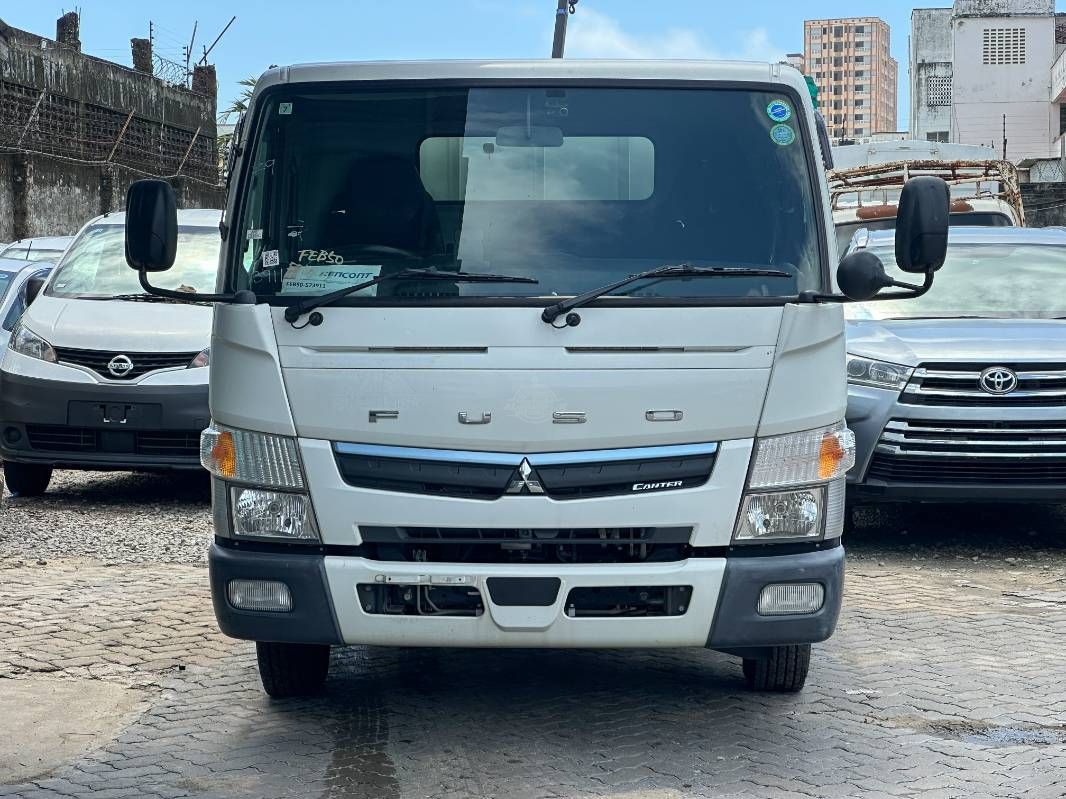 2019 Mitsubishi Fuso Canter in white, photo 2 of 10, for sale in Kenya (Ref M19-73911)