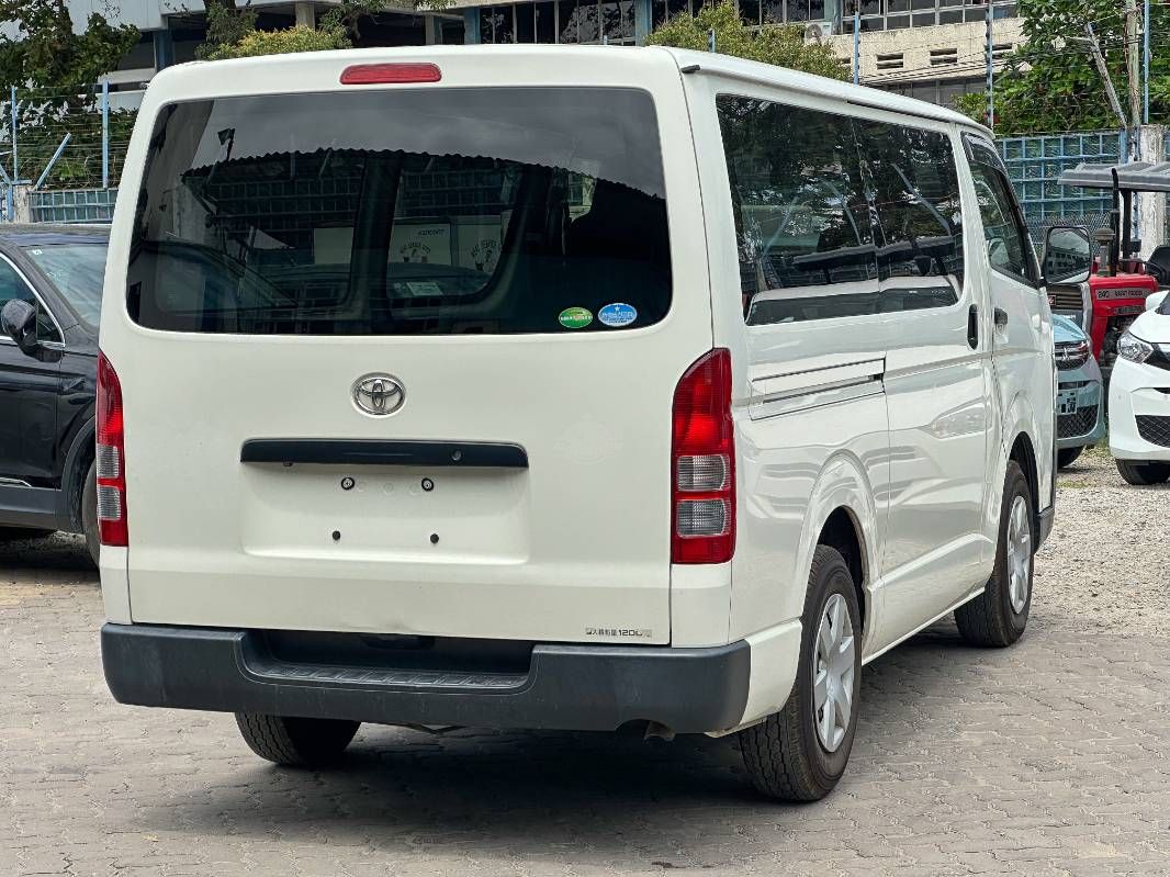 2019 Toyota Hiace, photo 4
