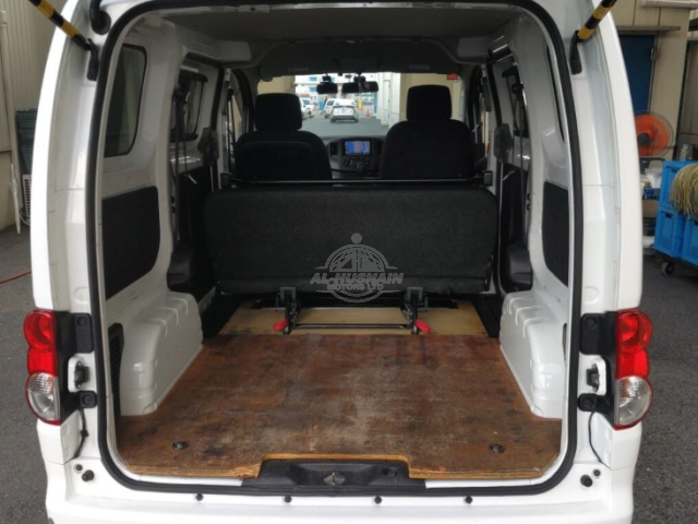 2019 Mitsubishi Delica in white, photo 2 of 4, for sale in Kenya (Ref M19-10019)