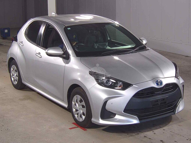 2021 Toyota Yaris in silver, photo 1 of 4, for sale in Kenya (Ref T21-74445)
