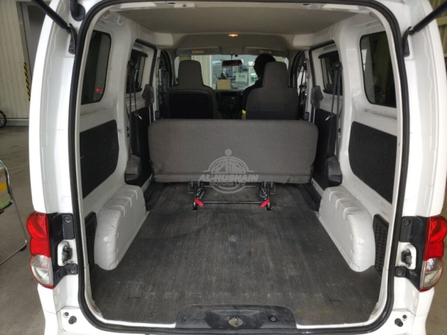 2019 Nissan NV200 in white, photo 2 of 4, for sale in Kenya (Ref N19-31736)