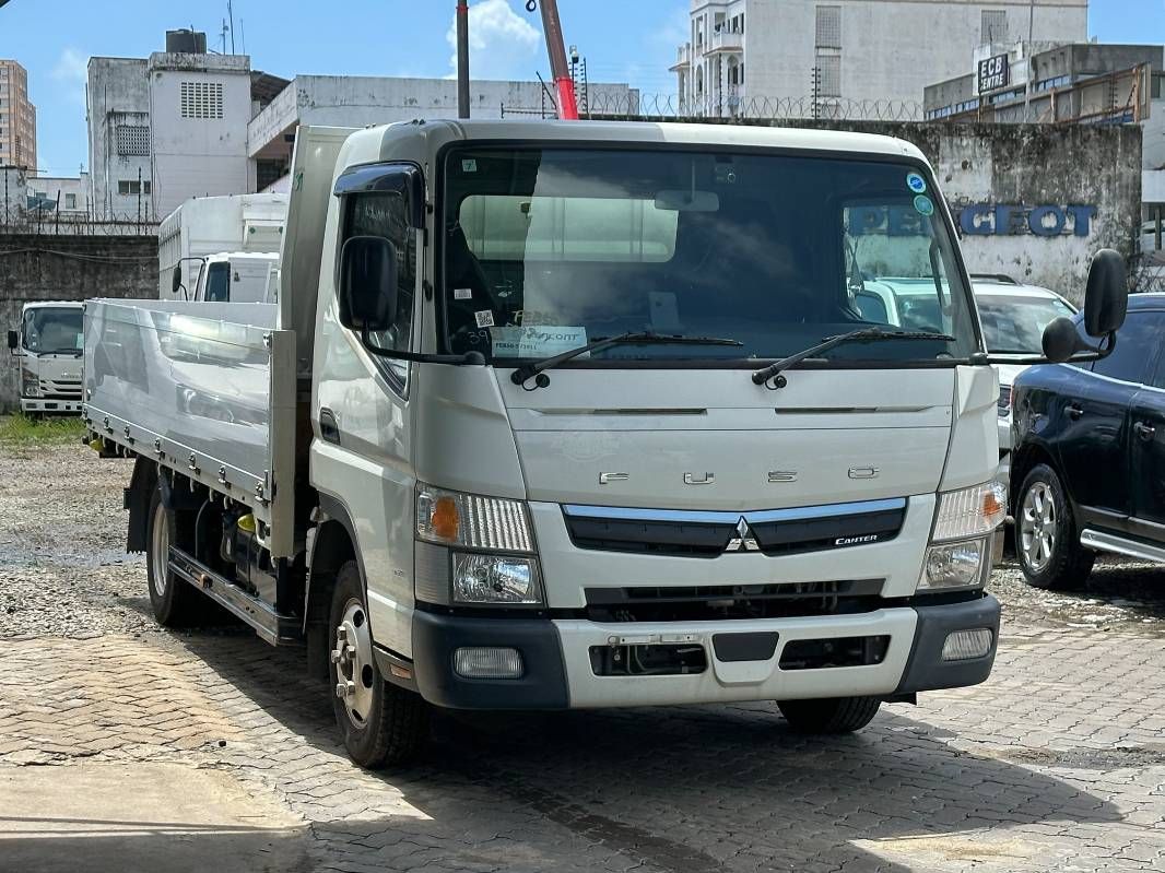 2019 Mitsubishi Fuso Canter in white, photo 7 of 10, for sale in Kenya (Ref M19-73911)