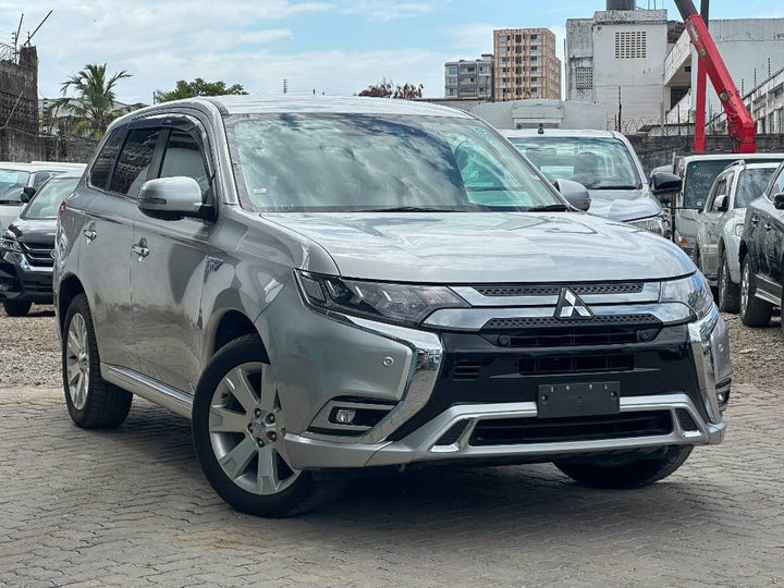2019 Mitsubishi Outlander in silver, photo 1 of 12, for sale in Kenya (Ref M19-06201)