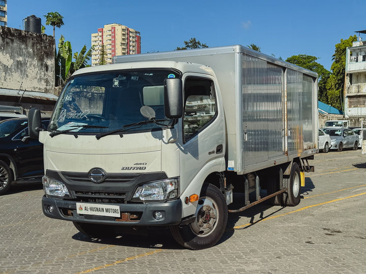 2018 Hino Dutro in pearl, photo 1 of 9, for sale in Kenya (Ref H18-04120)