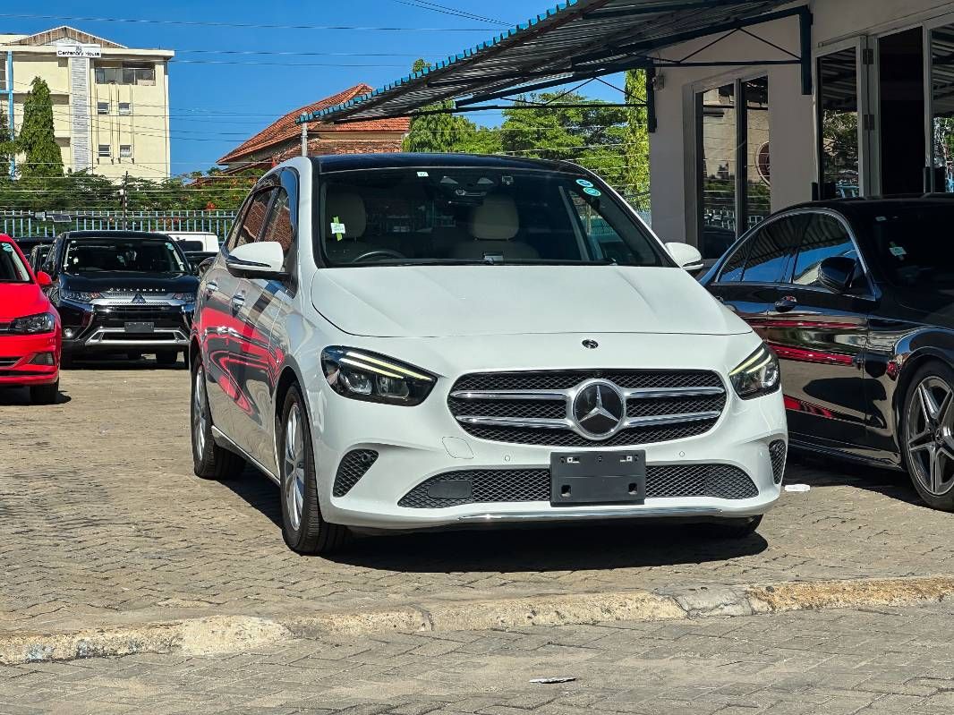 2019 Mercedes-Benz B200 in white, photo 7 of 13, for sale in Kenya (Ref M19-77376)