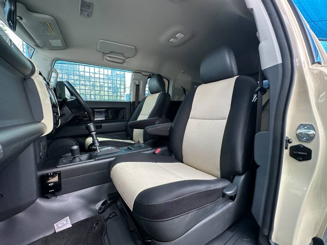 2018 Toyota Fjcrusier in beige, photo 9 of 11, for sale in Kenya (Ref T18-37728)