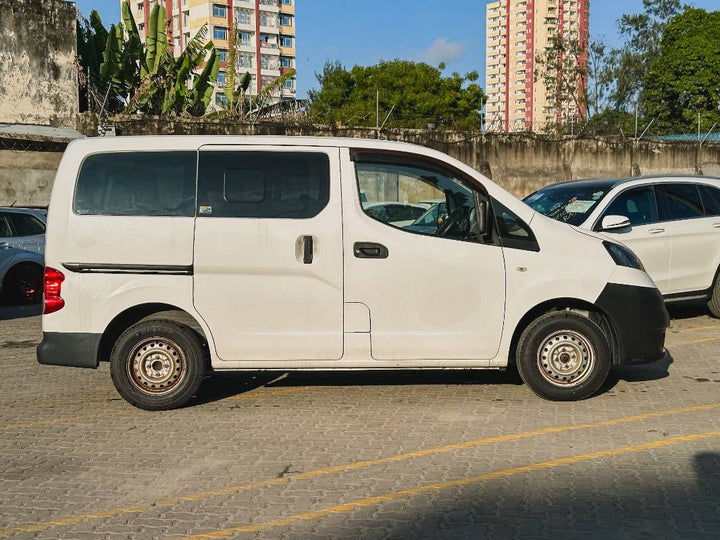 2018 Nissan NV200 in white, photo 1 of 15, for sale in Kenya (Ref N18-23526)