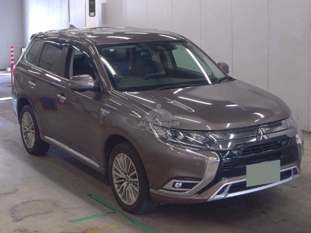 2019 Mitsubishi Outlander in brown, photo 1 of 3, for sale in Kenya (Ref M19-04134)