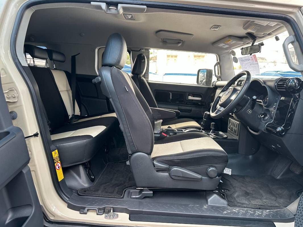 2018 Toyota Fjcrusier in beige, photo 10 of 11, for sale in Kenya (Ref T18-37728)