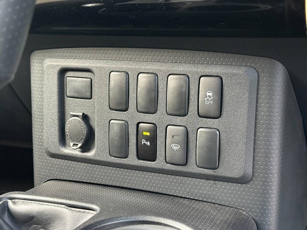 2018 Toyota Fjcrusier in beige, photo 8 of 11, for sale in Kenya (Ref T18-37728)