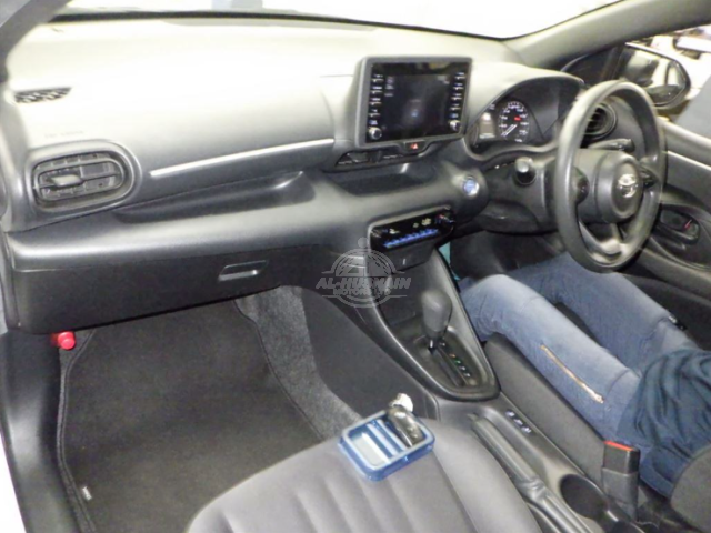 2020 Toyota Yaris in white, photo 3 of 4, for sale in Kenya (Ref T20-10913)