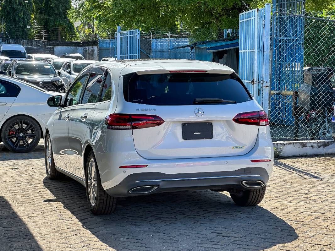 2019 Mercedes-Benz B200 in white, photo 4 of 13, for sale in Kenya (Ref M19-77376)